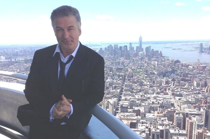 Alec Baldwin Akui Bidik Kamera Saat Tak Sengaja Tembak Sinematografer Hingga Tewas Pikiran Rakyat Cirebon