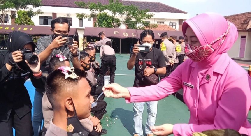 Ketua Bhayangkari Cabang Karanganyar, Mila Syafi Maulla mensuapi Bintara Remaja Polri di Mapolres