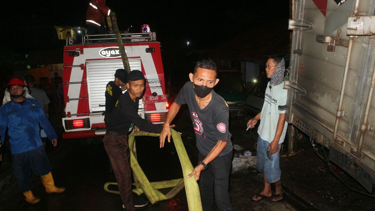Kebakaran terjadi di Desa Karanggude Kulon, Kecamatan Karanglewas Banyumas Jateng, 24 Oktober 2021 malam. / Tagana Kabupaten Banyumas