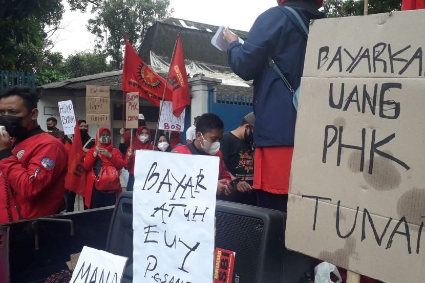 Karyawan PT Bapintri Sokolancar di  di Jalan Raya Leuwigajah 99, Cigugur, Kecamatan Cimahi Tengah Kota Cimahi lakukan aksi menuntut hak.   