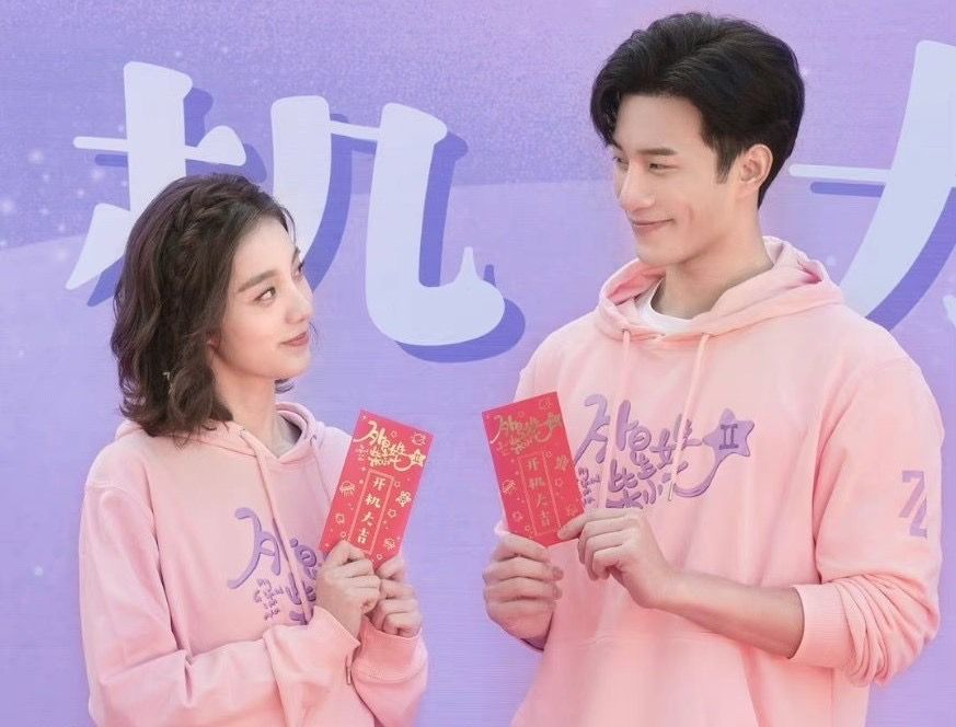 Wan Peng dan Thassapak Hsu saat berada di acara pembukaan drama My Girlfriend is An Alien season 2
