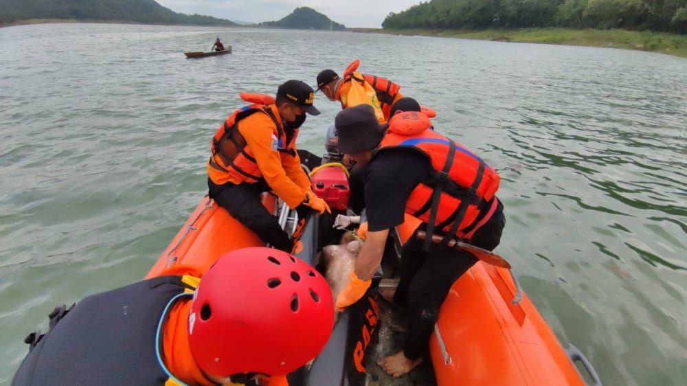Tim SAR Gabungan berhasil temukan korban tenggelam di Sungai Sampang, Kebumen, 24 Oktober 2021. / Basarnas Cilacap