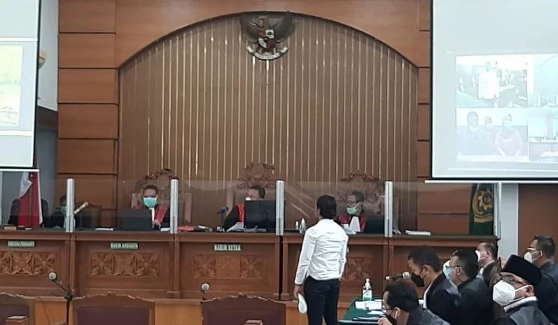 Salah satu terdakwa dugaan kasus "unlawfull killing" Briptu Fikri Ramadhan (baju putih) saat mengikuti sidang lanjutan di Pengadilan Jakarta Selatan, Selasa (26/10/2021). 