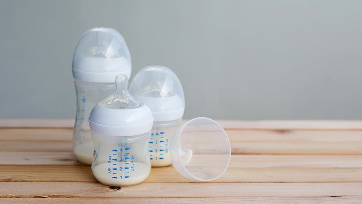 Cara Memilih Dan Merawat Botol Susu Anti Kolik untuk Bayi