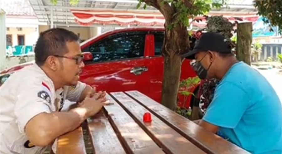 Kepala Desa Jalancagak Indra Zainal Alim menanyai salah seorang saksi bernisial Mang 