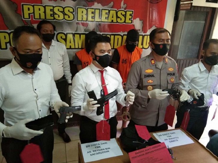 Dua orang Komplotan Polisi Gadungan yang Todong Pengemudi, Korban Melapor dan Dibekuk Polisi Dengan Timah Panas, di Samarinda ulu, Kalimantan Timur, Selasa (26/10/2021).