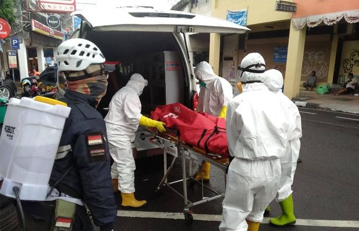 Mayat yang ditemukan warga di Braga, Kota Bandung, dievakuasi ke rumah sakit, Rabu 27 Oktober 2021