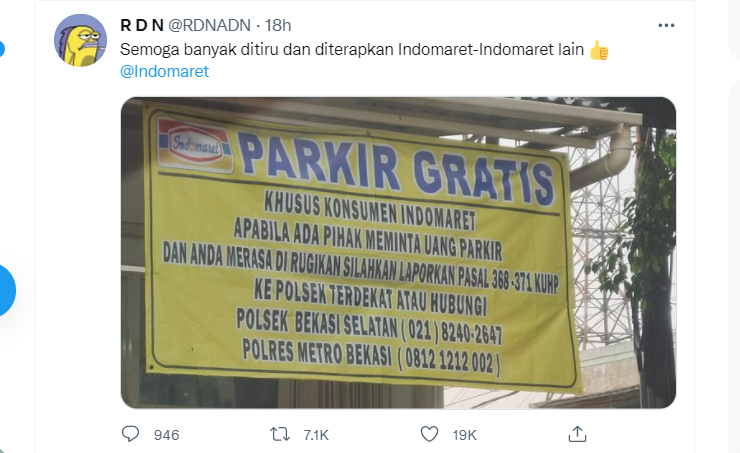 Spanduk Indomaret Bekasi bertuliskan imbauan parkir gratis./