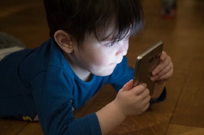 Ketahui 4 cara menyadap isi chat, foto dan video WhatsApp di handphone anak tanpa ketahuan