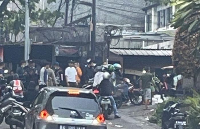 Situasi penutupan akses jalan keluar masuk Apartemen The Jarrdin Cihampelas, Kota Bandung, Rabu 27 Oktober 2021