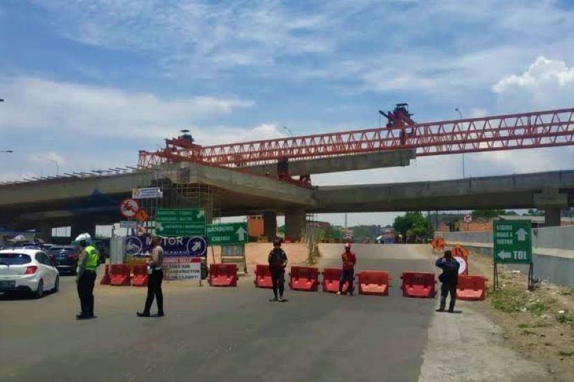 Untuk kelancaran pemasangan girder yang sudan memasuki pekan ketiga petugas Turjawali Polresta Bandung  melakukan rekayasa jalan. 