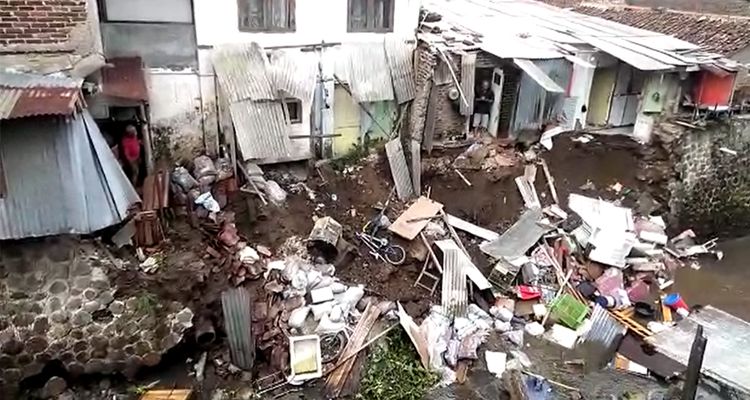 Beberapa rumah ambruk di akibat kirmir sungai ambrol di Jalan Babakan Dese, Kebon Waru, Batununggal, Kota Bandung, Kamis 28 Oktober 2021