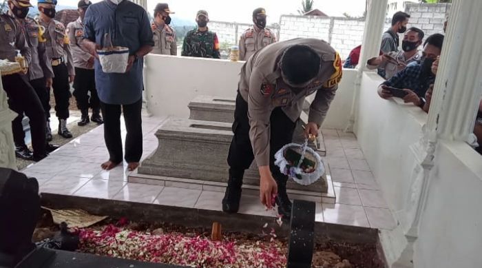 Kapolresta Solo Kombes Pol Ade Safri Simanjuntak tabur bunga di makam Gilang Endi Saputra mahasiswa UNS yang meninggal dunia saat tengah mengikuti Diksar Menwa, Kamis 28 Oktober 2021