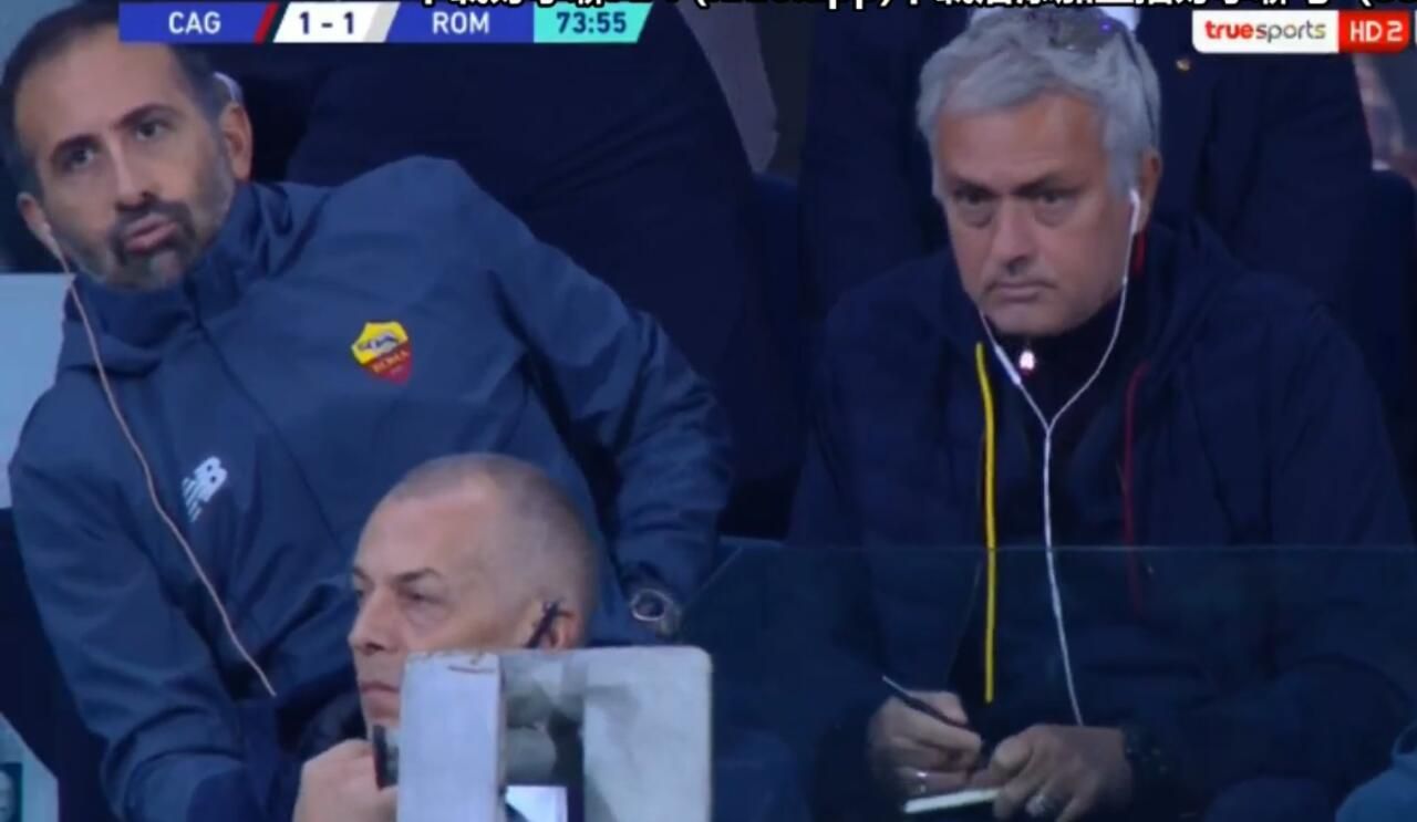 Pelatih AS Roma, Jose Mourinho duduk di bangku penonton sambil mengontrol jalannya pertandingan di markas Cagliari pada pekan ke-10 Serie A.