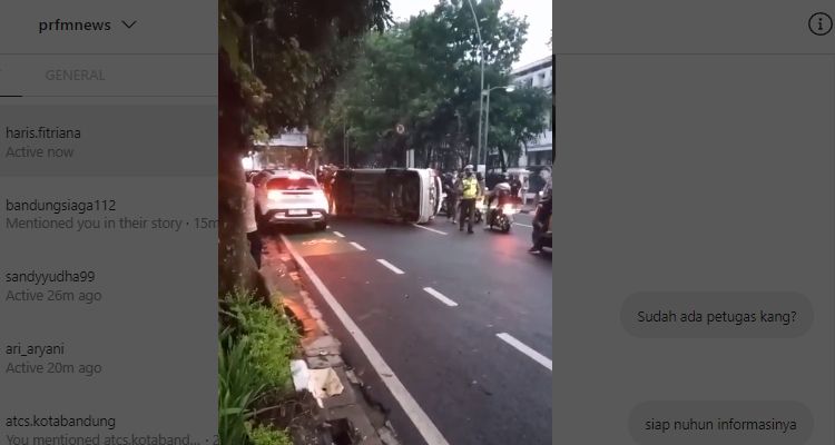 Laporan warga tentang mobil terguling di Jalan Wastukencana, Kota Bandung, Jumat 29 Oktober 2021