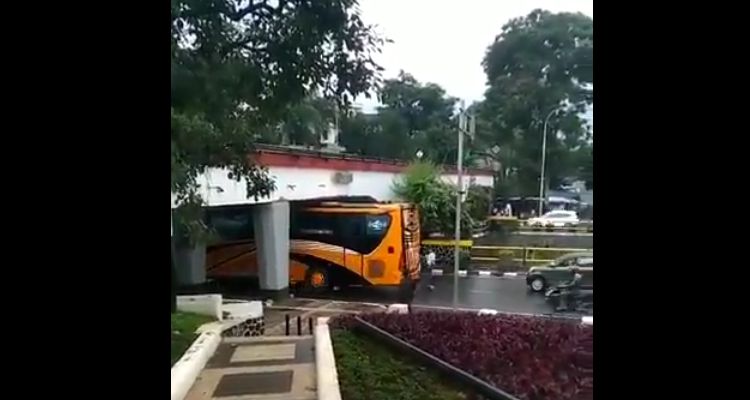 Bus nyangkut di jalan raya di bawah Jembatan Viaduct, Kota Bandung, Jumat 29 Oktober 2021 sore