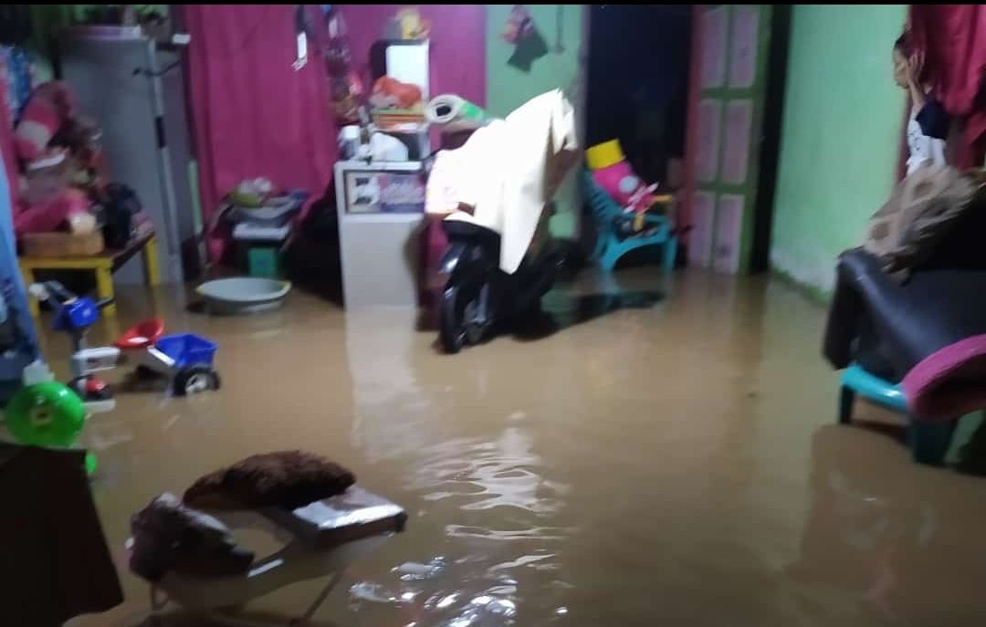 Kondisi dalam rumah warga yang direndam banjir