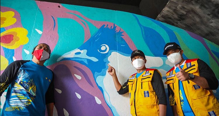 Mang Oded tunjukan lukisan mural di jembatan layang Pasupati, Kota Bandung, Jumat 29 Oktober 2021