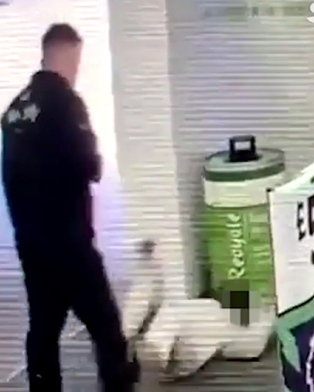 Rekaman CCTV menunjukkan saat Danny meng-KO pria itu di dekat pintu toko.  