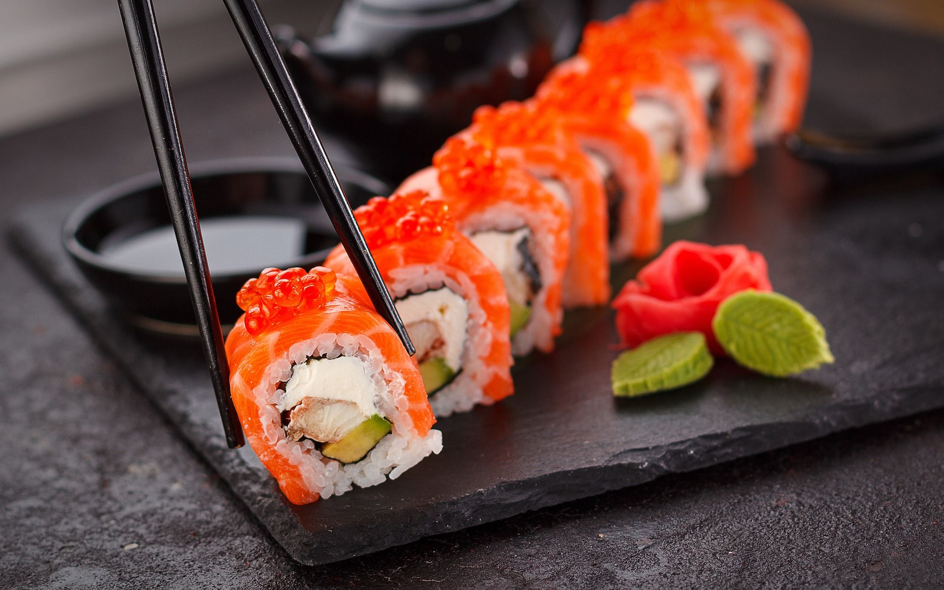Kuliner sushi adalah salah satu dari beragam menu enak yang bisa Anda dapatkan dengan harga menarik selama Oktober 2021 di Surabaya./