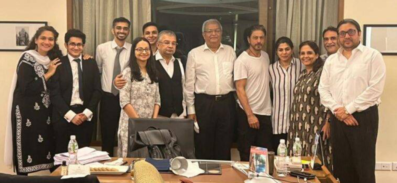 Shah Rukh Khan dan tim kuasa hukum Aryan Khan