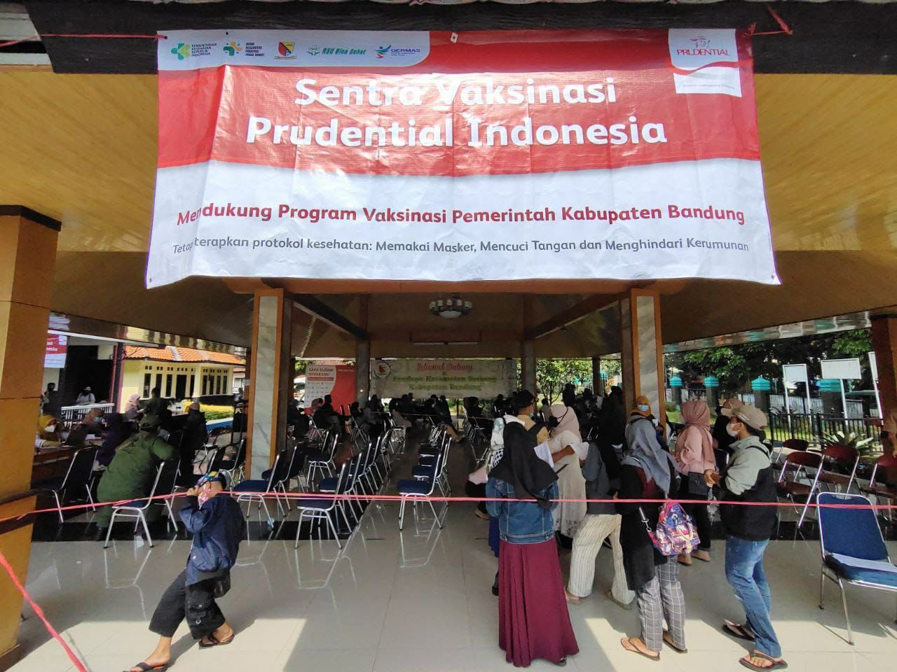Warga mengikuti vaksinasi Covid-19 yang diselenggarakan PT Prudential Life Assurance (Prudential Indonesia) di Pendopo Kecamatan Soreang, Kabupaten Bandung, Jumat, 28 Oktober 2021./Darma Legi/Galamedia