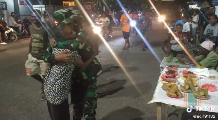 Reaksi sang ibunda yang melihat anaknya yang merupakan prajurit TNI yang baru pulang bertugas.