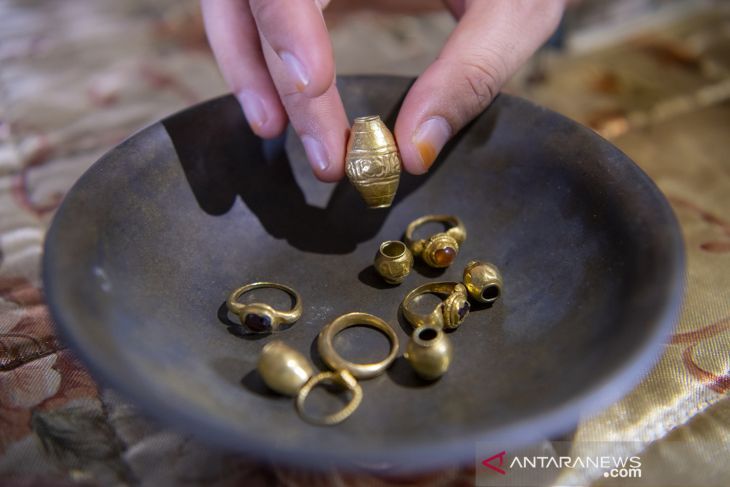 Warga menunjukkan perhiasan emas yang diduga peninggalan masa kerajaan Melayu kuno atau Kerajaan Sriwijaya di Palembang, Sumatera Selatan, Kamis (28/10/2021). Perhiasan emas tersebut ditemukan warga di dasar Sungai Musi Palembang.