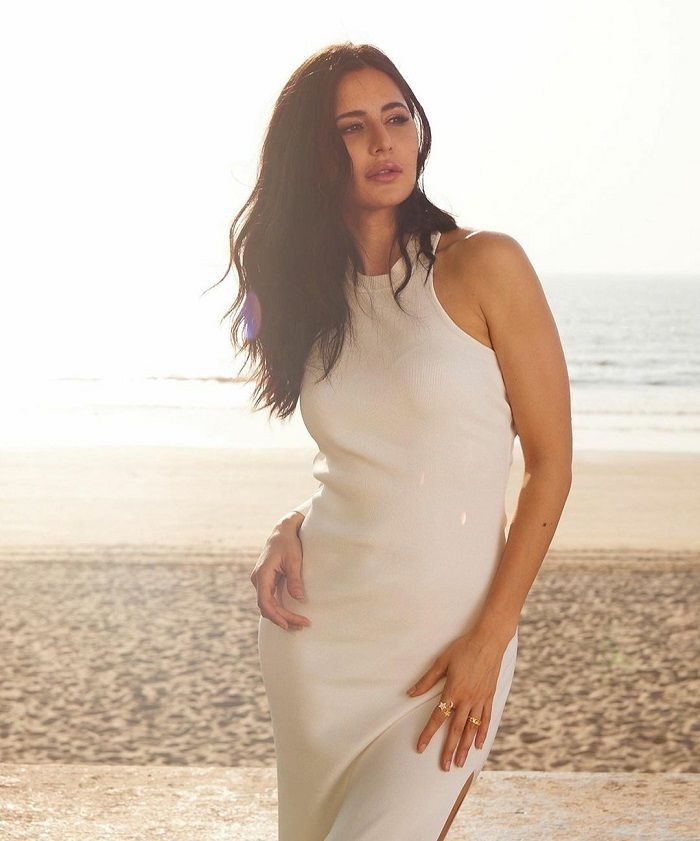 Katrina Kaif saat bersantai dipinggir pantai menggenakan mini dress berwarna putih