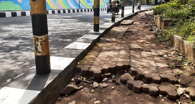 Kondisi trotoar yang rusak di Jalan Siliwangi, Kota Bandung, Sabtu 30 Oktober 2021