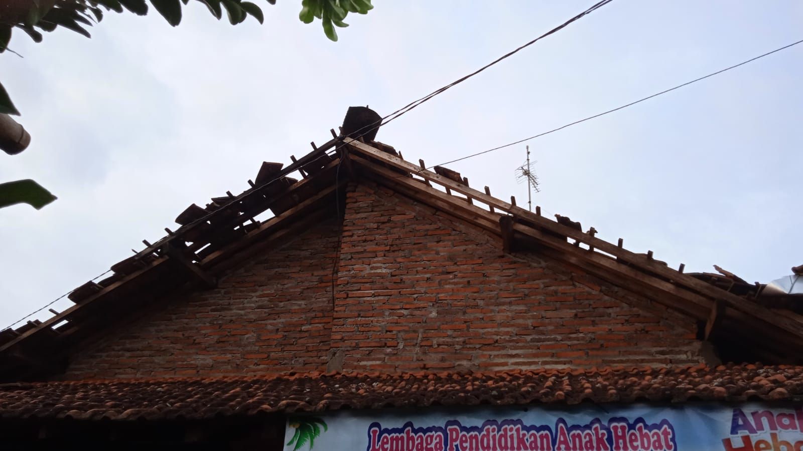 Hujan Deras Disertai Angin Kencang Rusak Atap Rumah Warga di Desa Pohgading Gembong