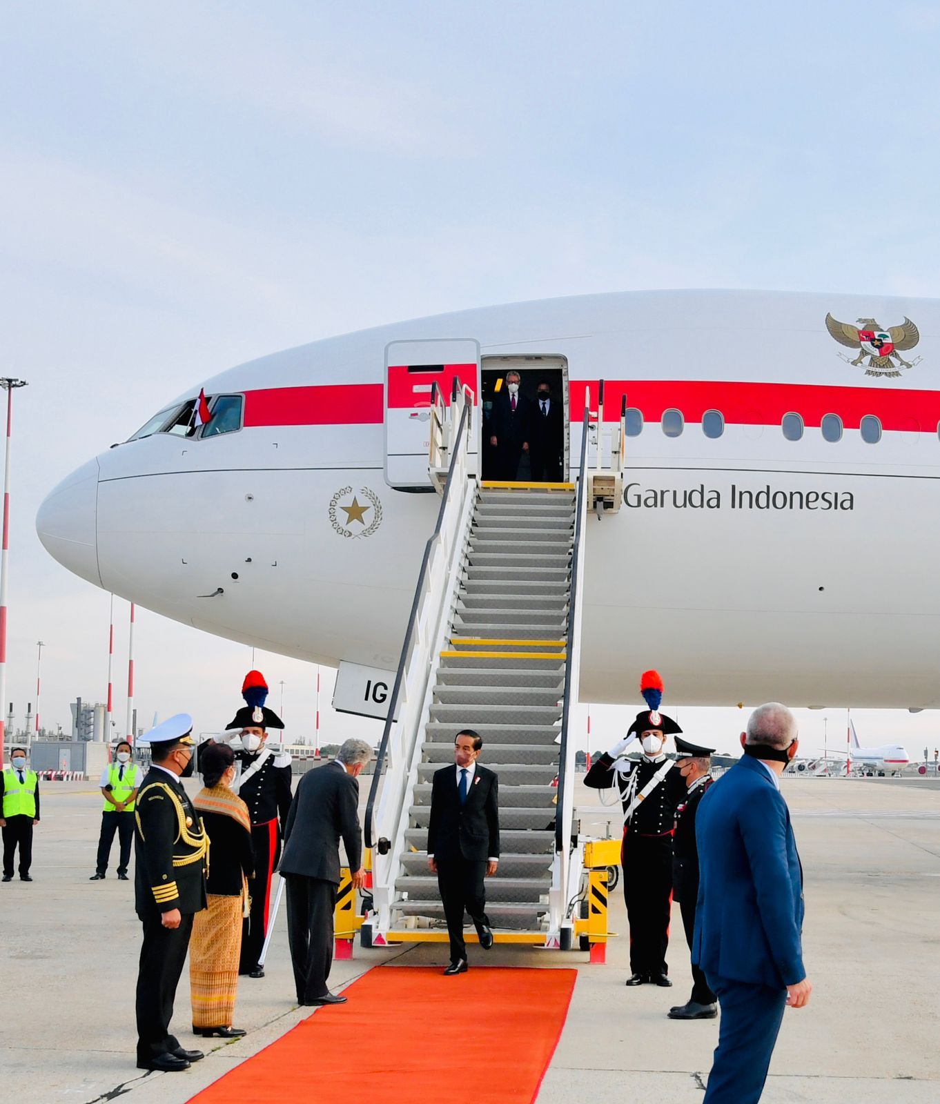 Presiden Joko Widodo saat tiba di Bandara Fiumicino, Roma, Italia, pada Jumat 29 Oktober 2021