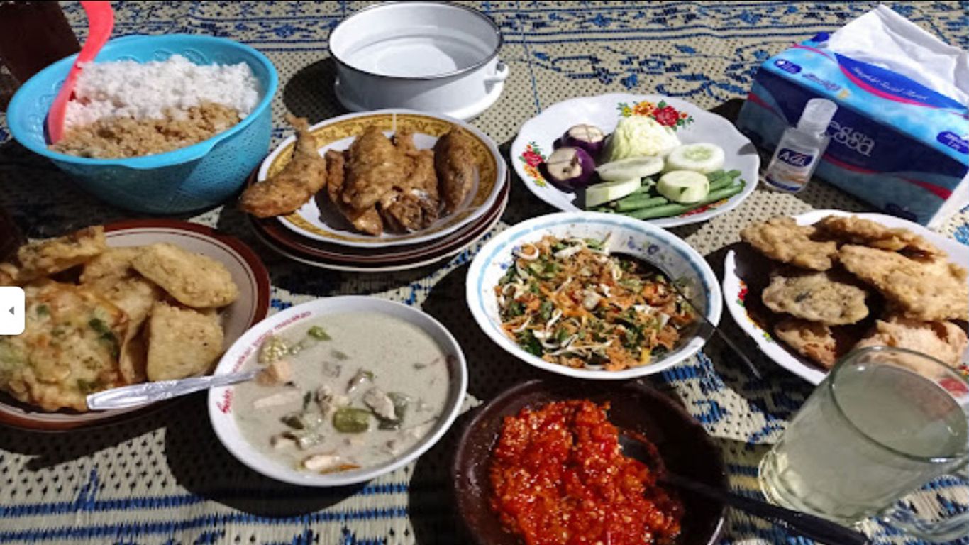 Menu lengkap warung nasi tiwul Mbok Sembleng (foto : google maps)