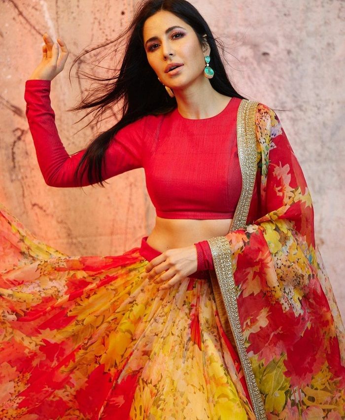 Katrina Kaif saat mengenakan pakaian adat khas India bernama 'Sare'