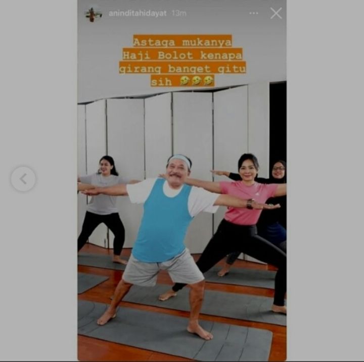Lucu, Haji Bolot Nimbrung di Kelas Yoga Anindita Hidayat, Masih Fleksibel Meski Menginjak Usia 79 Tahun