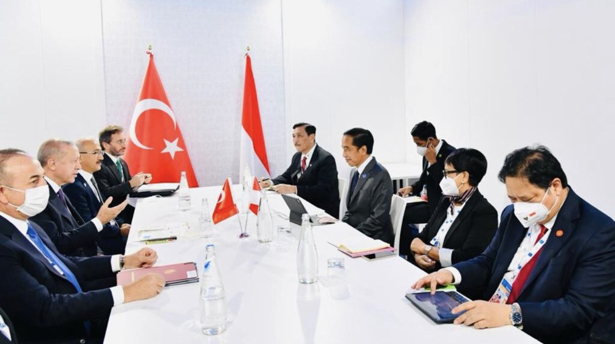 Presiden Joko Widodo menggelar pertemuan bilateral dengan Presiden Turki Recep Tayyip Erdogan di La Nuvola, Roma, Italia.