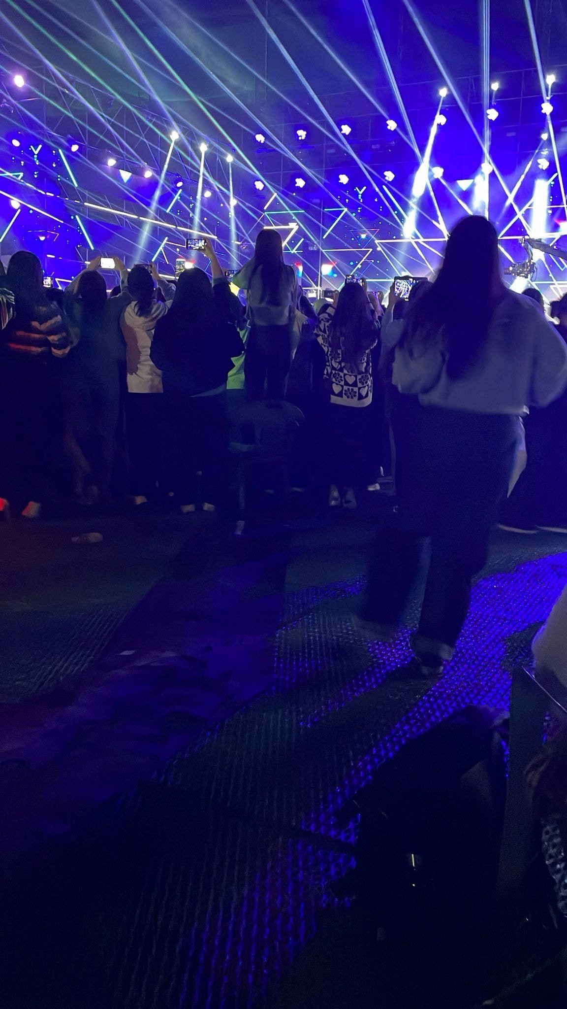 NCTzen berdiri dan meninggalkan kursi penonton untuk melihat NCT DREAM tampil.