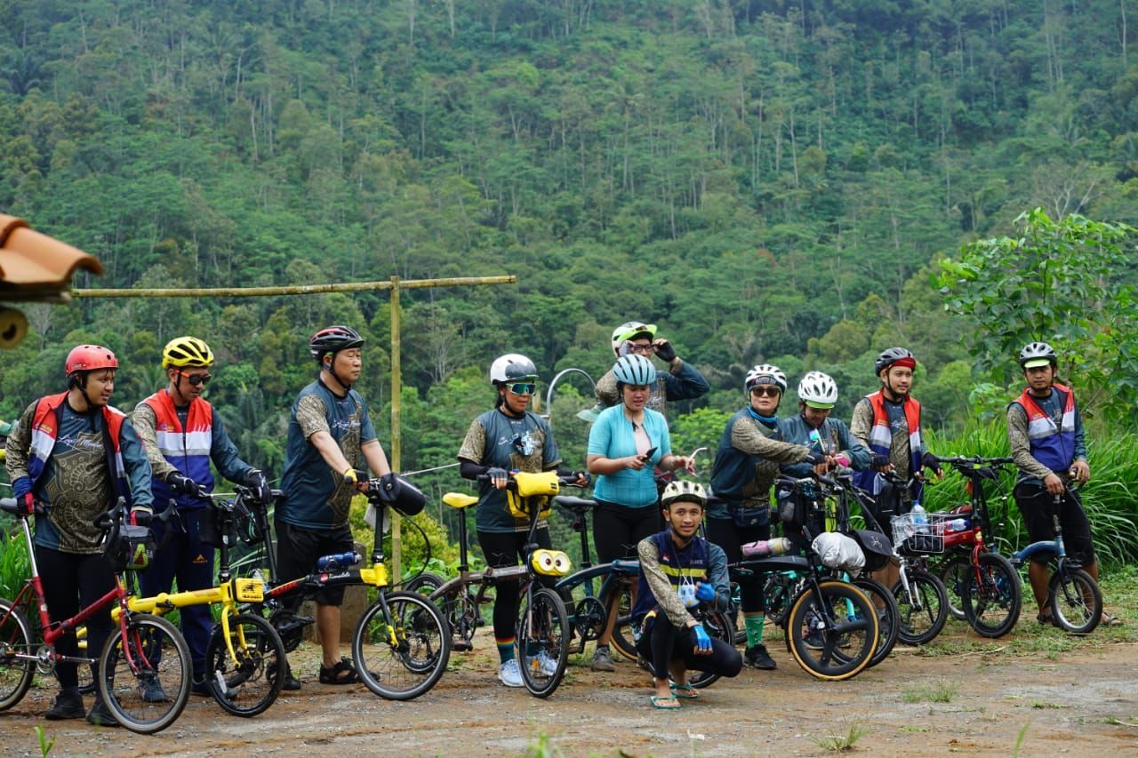 Komunitas Gorengan Bogor melakukan  kegiatan  wisata sepeda di Tumpeng Menoreh, Magelang Jawa Tengah.