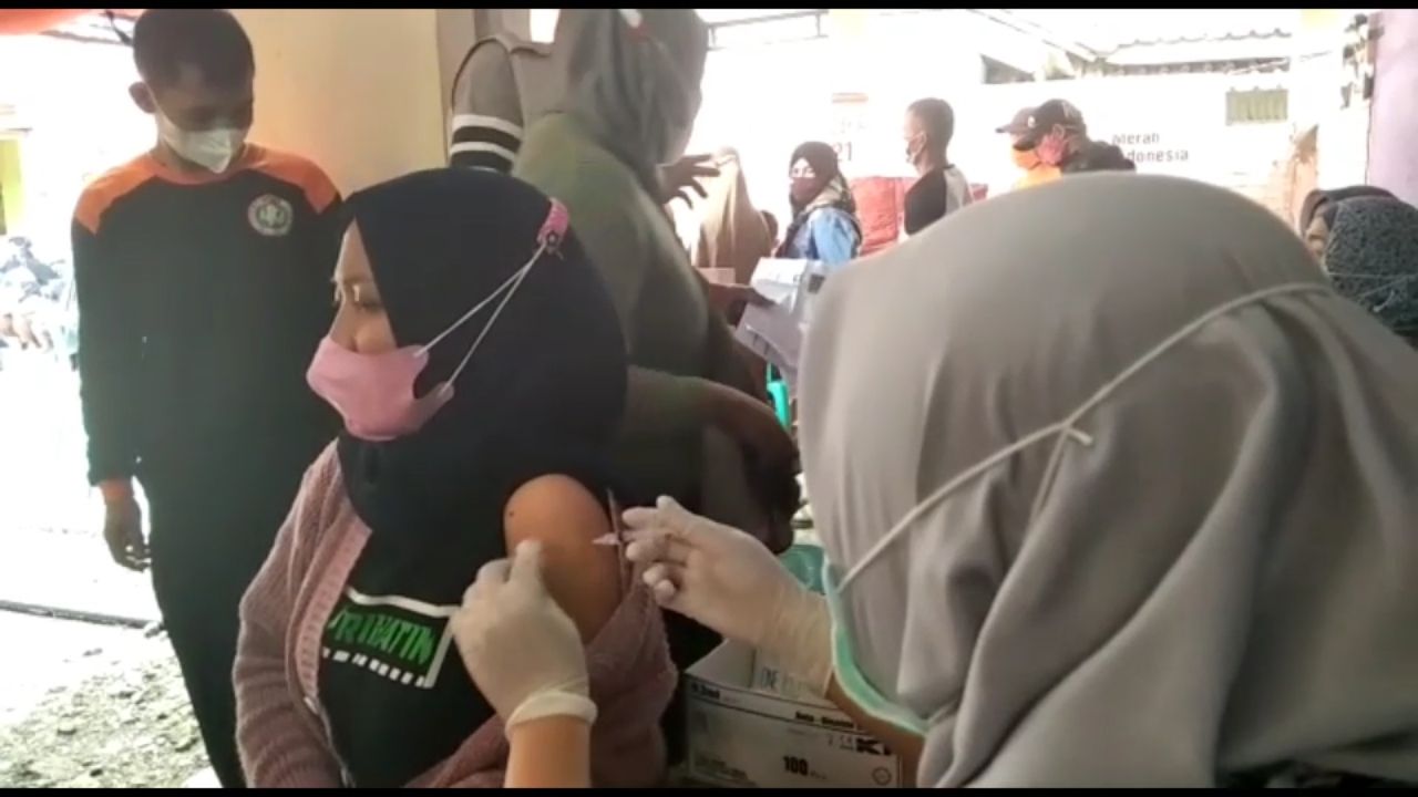 Ribuan masyarakat Kecamatan Pandanarum Kabupaten Banjarnegara ikuti vaksinasi masal, 1 Nopember 2021. / Tim Sibat Desa Lawen