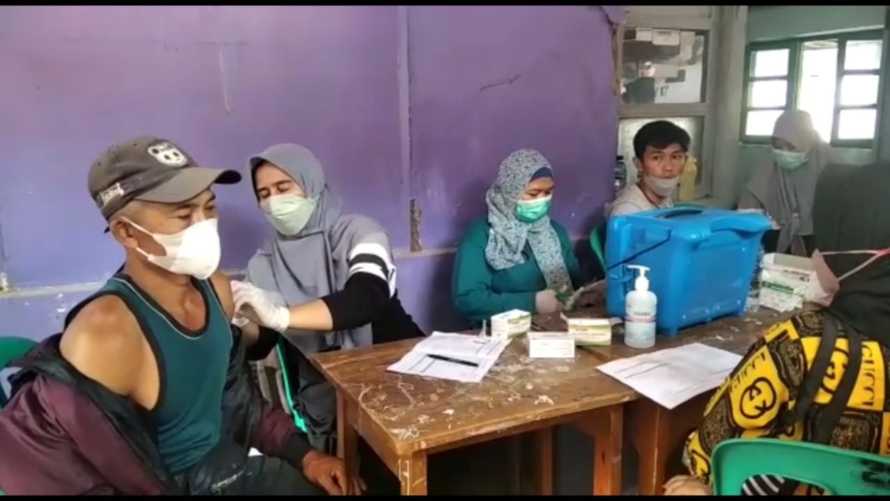 Ribuan masyarakat Kecamatan Pandanarum Kabupaten Banjarnegara ikuti vaksinasi masal, 1 Nopember 2021. / Tim Sibat Desa Lawen