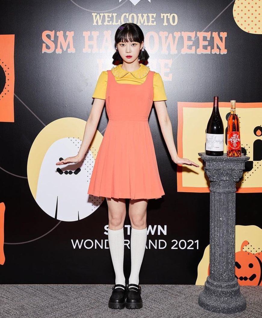 Winter aespa menggunakan kostum boneka 'Squid Game' dalam pesta Halloween SM Entertainment