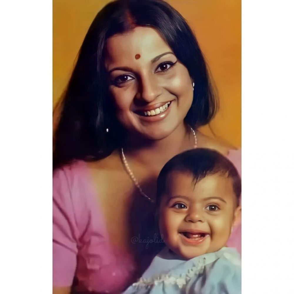 Foto masa bayi Kajol Devgan bersama sang ibu