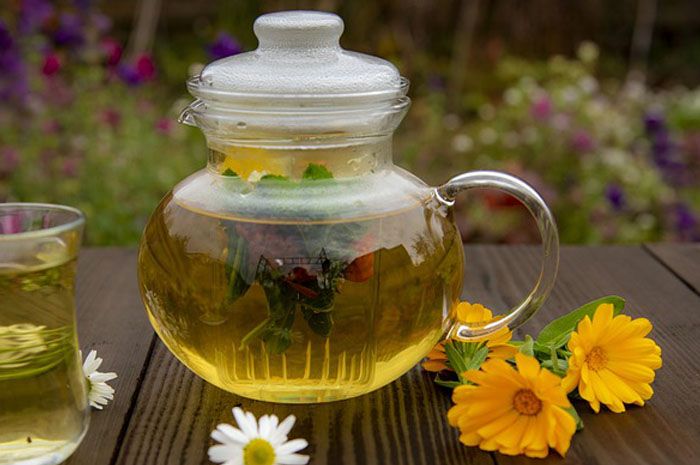 Ilustrasi teh herbal yang mampu meningkatkan kesehatan.
