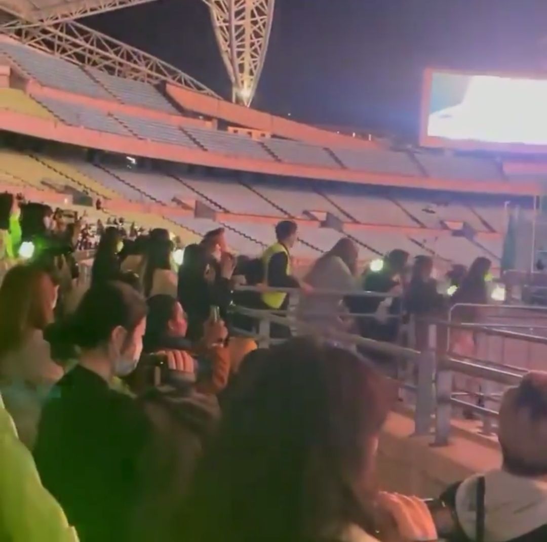 Penggemar NCT127 Terobos Security dan pagar keamanan saat menonton konser SBS Super Concert