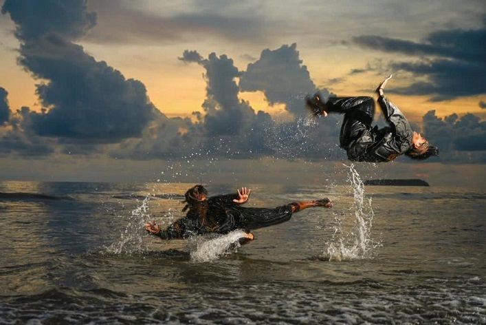 Festival “Silek on the Sea” atau silat di laut, pada Pentas Seni Pantai Kata Pariaman, Sumatera Barat.
