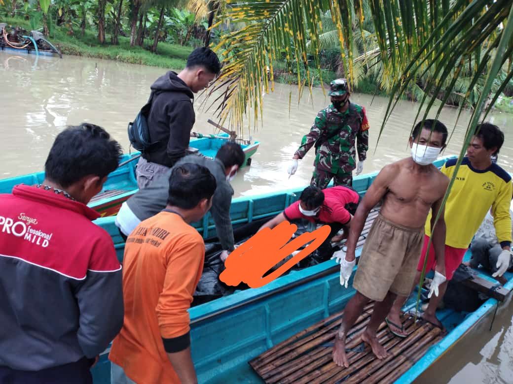 Tim SAR Gabungan berhasil temukan korban yang tenggelam di Sungai Penikel, Kecamatan Kampung Laut Cilacap, 2 Oktobet 2021. / Basarnas Cilacap