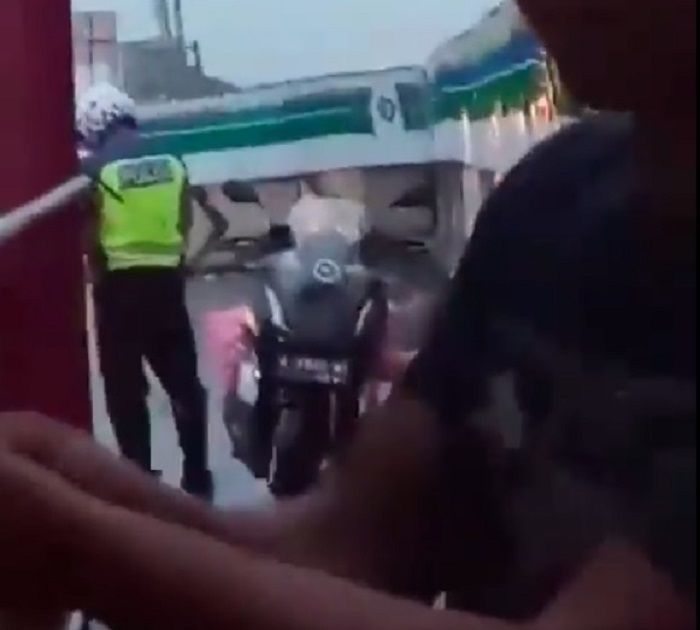 Jagad maya kembali dihebohkan dengan video viral seorang sopir truk yang harus membayar seorang oknum polisi dengan sekarung bawang saat kena tilang