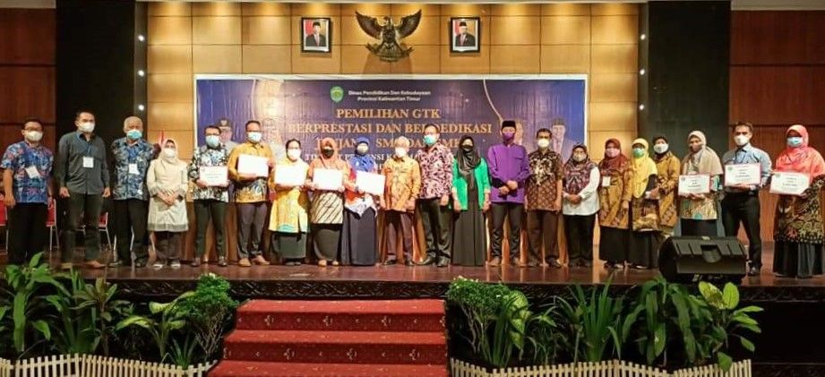 Yeni Ronalisa Saselah, S.Si., M.Pd. berfoto bersama para Juara Pemilihan GTK Berprestasi Jenjang SMA dan SMK Tingkat Kalimantan Timur Tahun 2021.