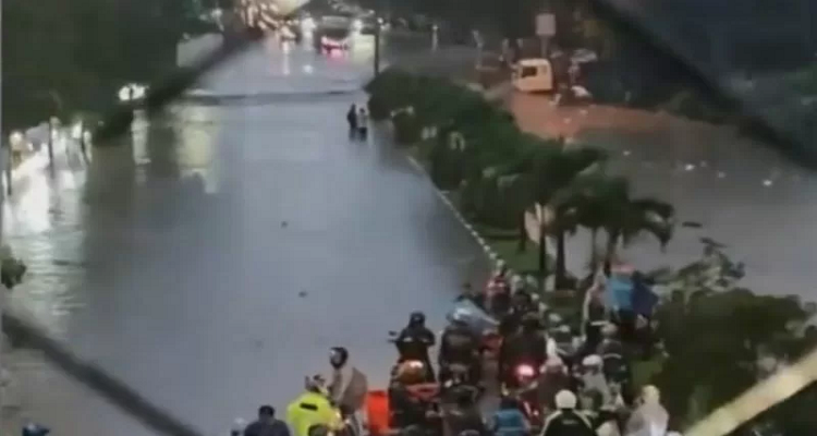 Cimahi Dikepung Banjir, Bapak Dan Anak Nyaris Terseret Arus Deras ...