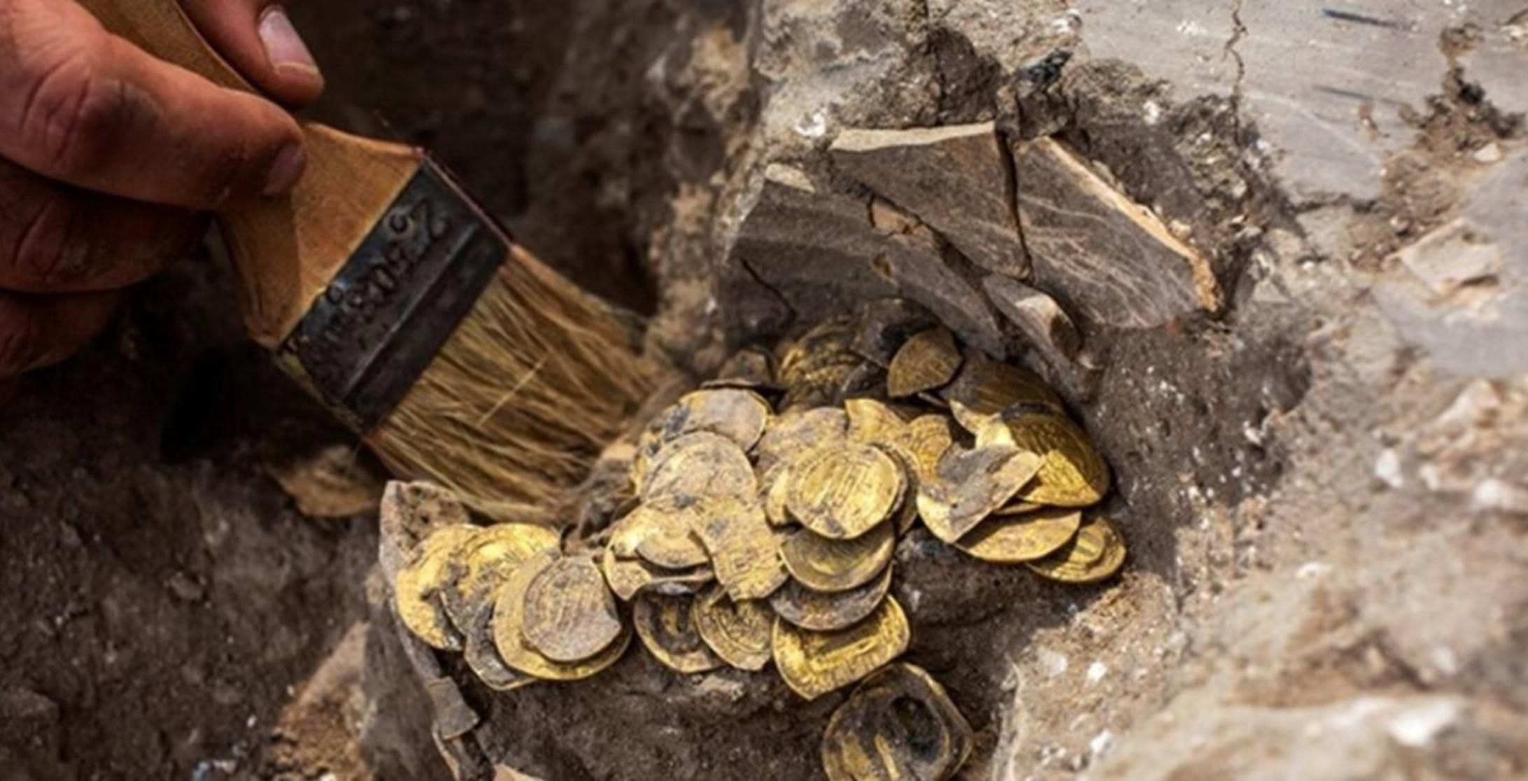 “Timbunan Lemminkainen” berisi emas, permata, dan artefak kuno.*  